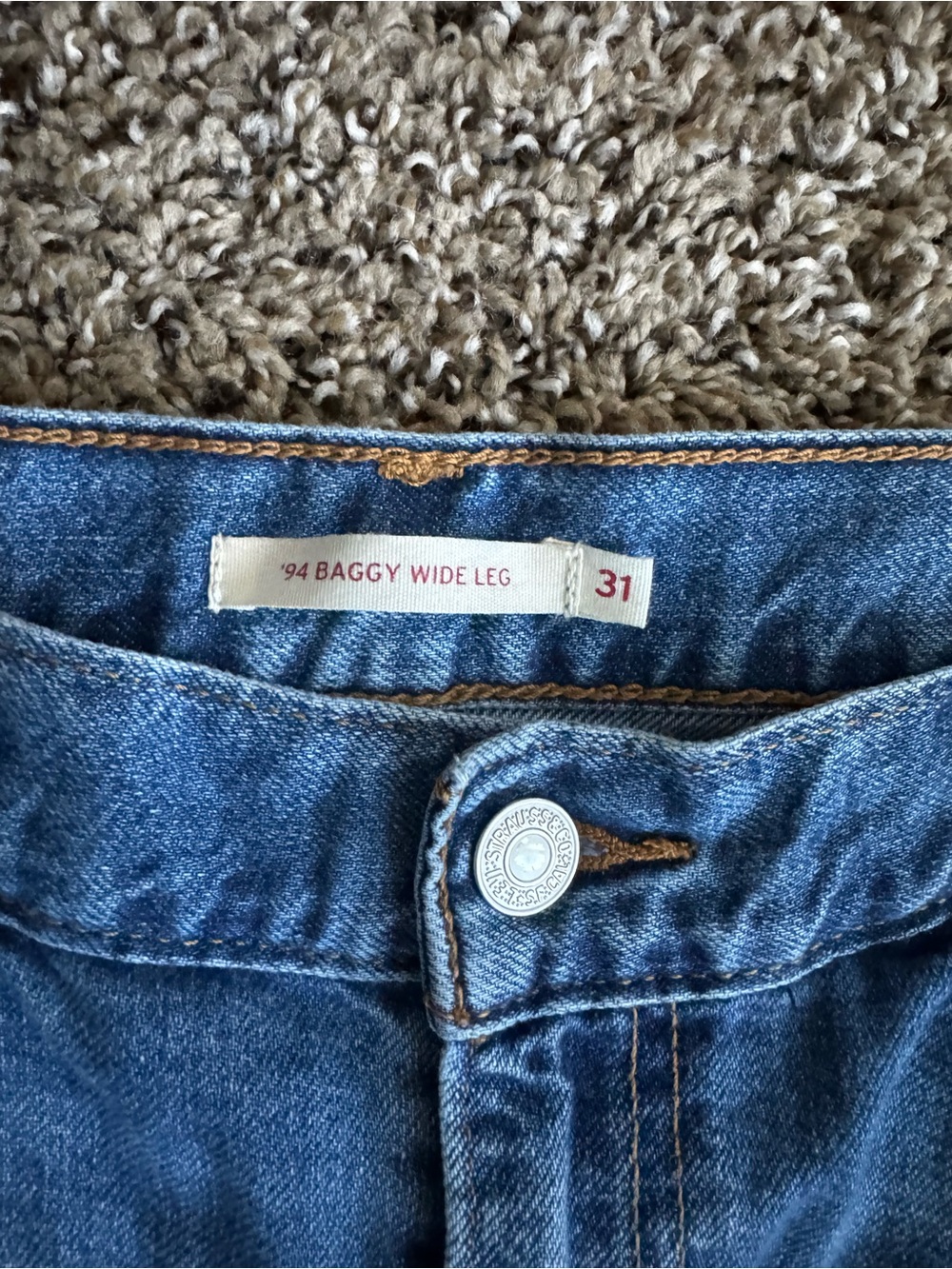 Levi's ‘94 Mid-Rise Baggy Wide-Leg Jeans in Light Blue Wash - Picture 5 of 5